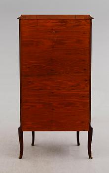 VITRINSKÅP, rokokostil, 1900-talets andra hälft.