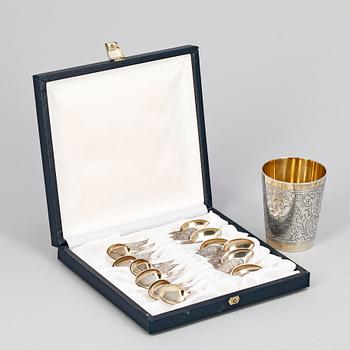 SKEDAR, 12 st samt BÄGARE, silver, bl a GAB Stockholm 1880. Total vikt 184g.