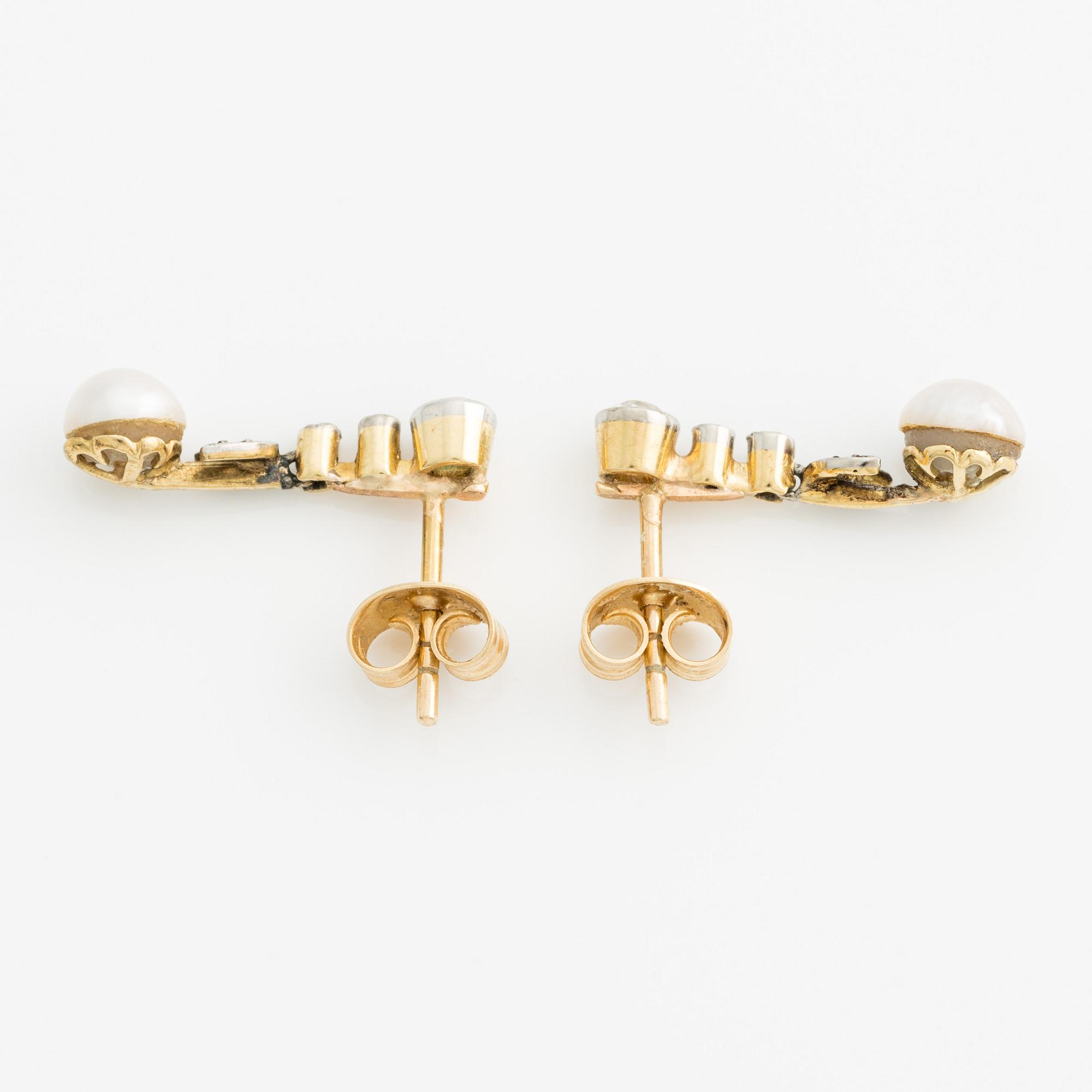 A pair of earrings in 18K gold with cultured half-pearls and old-cut and rose-cut diamonds.