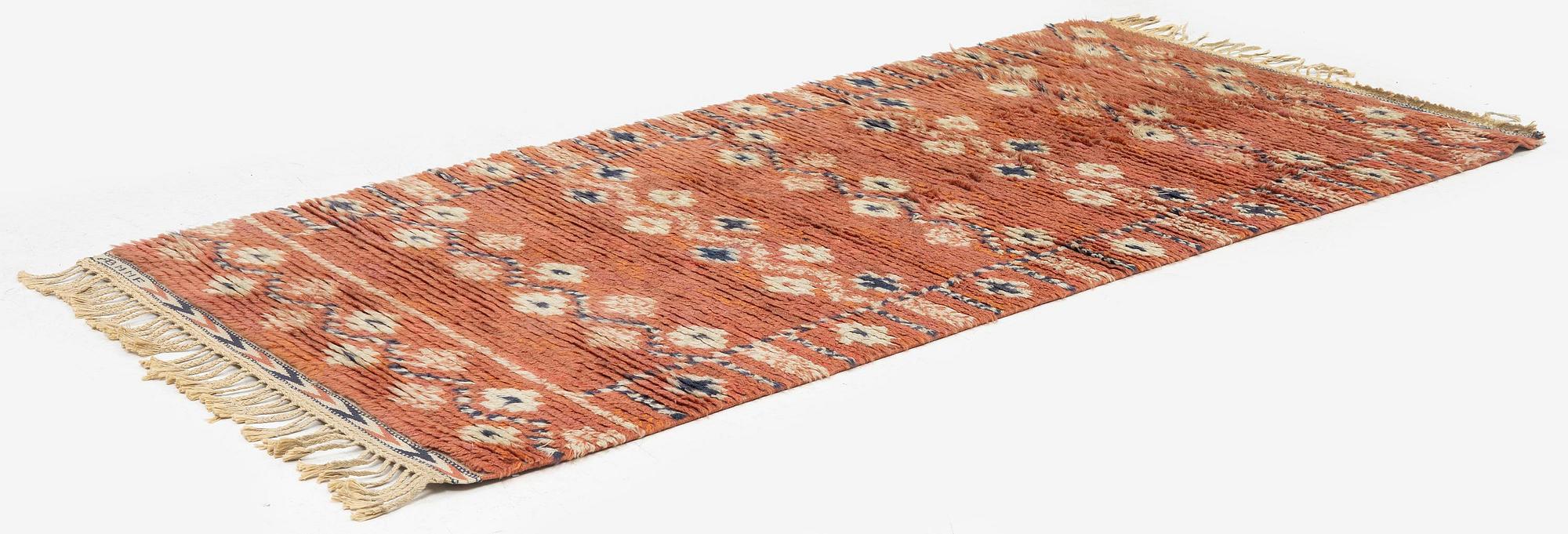 Märta Måås-Fjetterström, matta, 'Röda slingan', rya, c. 204 x 102 cm, signerad AB MMF.