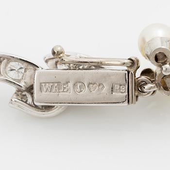 W.A. Bolin collier platina med odlade pärlor och runda briljantslipade  diamanter.