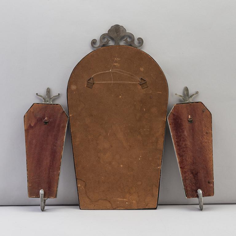 SPEGEL SAMT SPEGELLAMPETTER, tre delar, 1920-30-tal. Spegeln stämplad 1933.