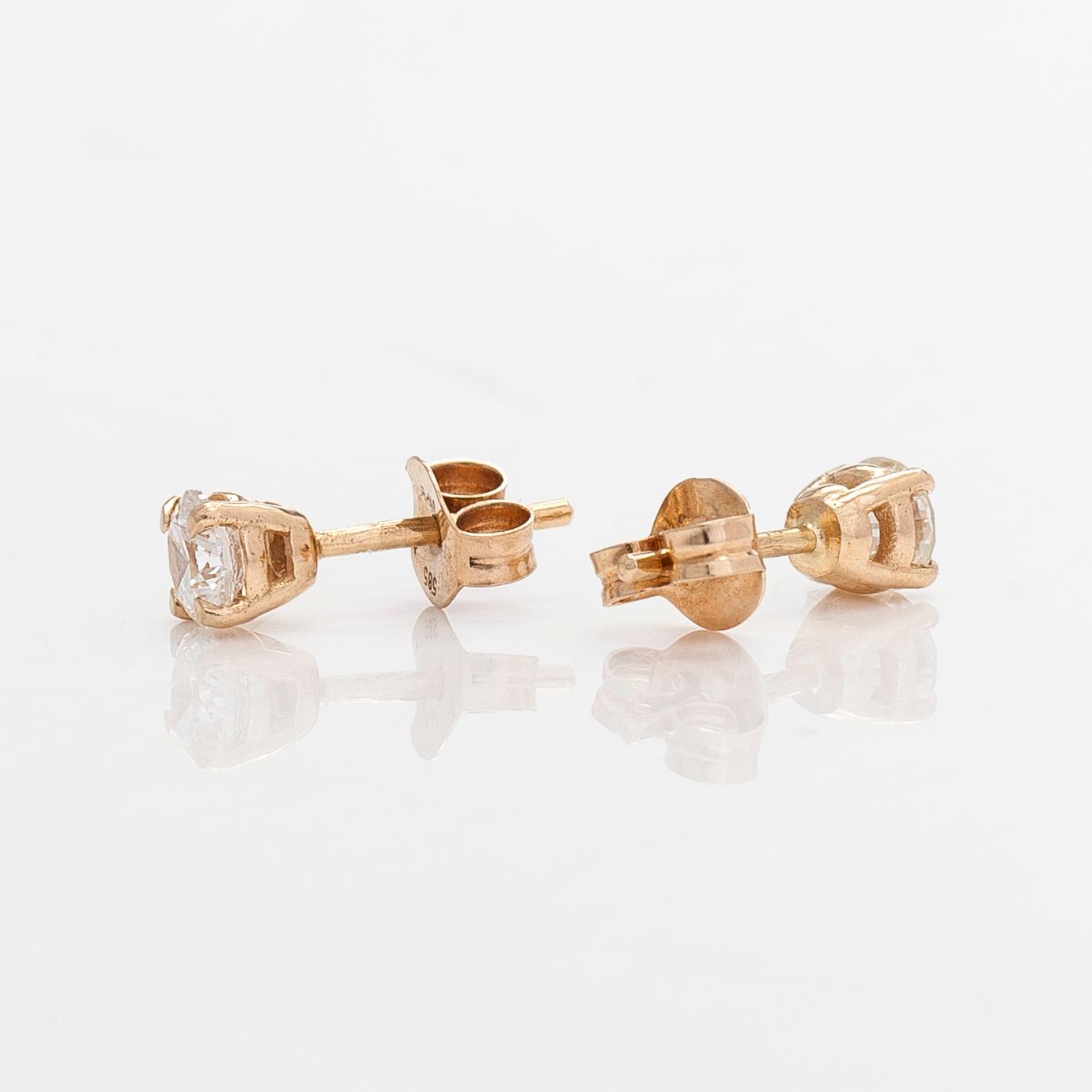 Earrings in 14K gold set with brilliant-cut diamonds.
