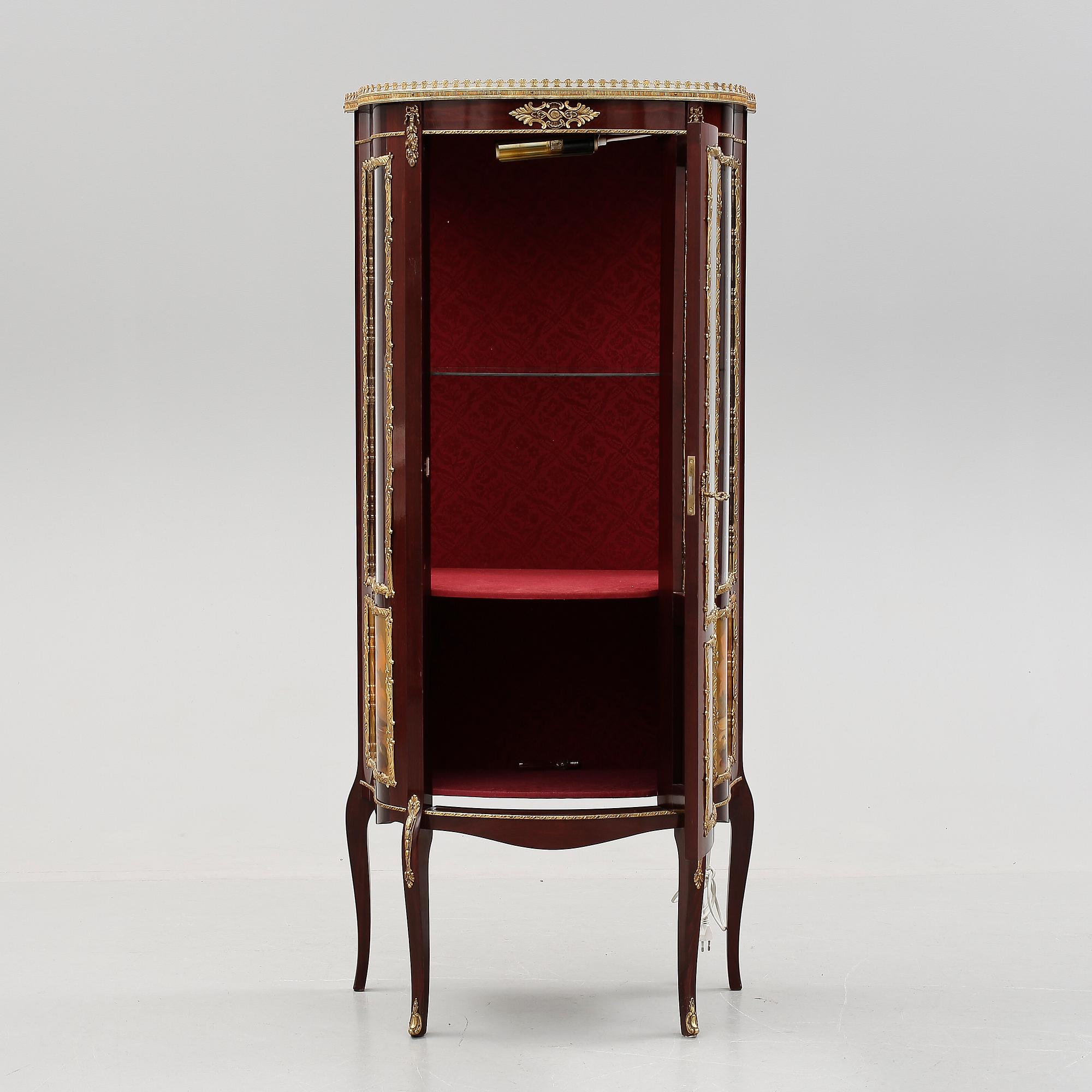 VITRINSKÅP, Louis XVI-stil, 1900-tal.