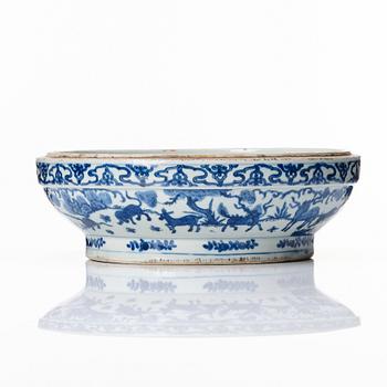 A Chinese blue and white box without cover, Ming dynasty with Wanli mark and period (1572-1620).