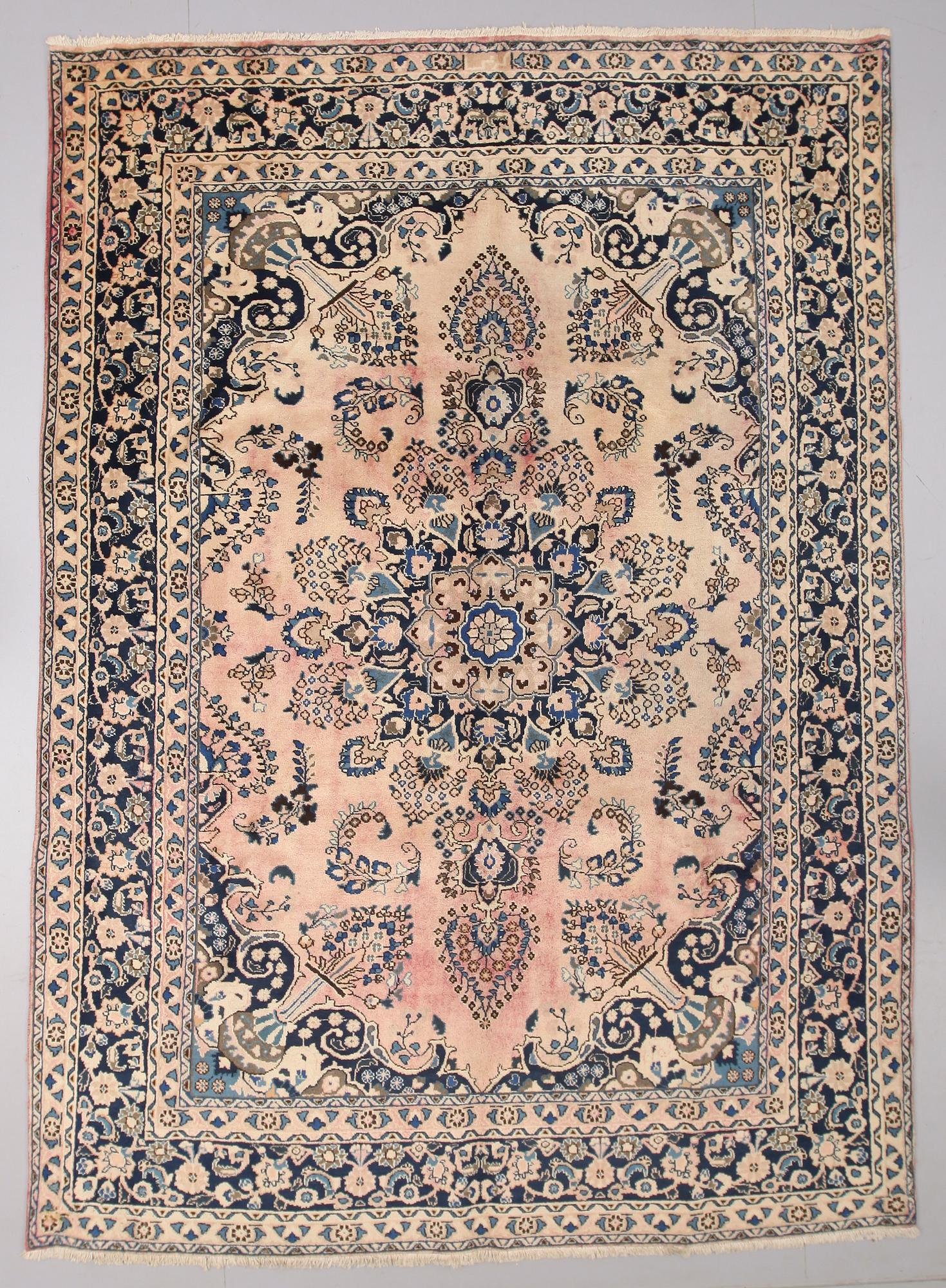 MATTA, Sarouk, old. Ca 335 x 240 cm.