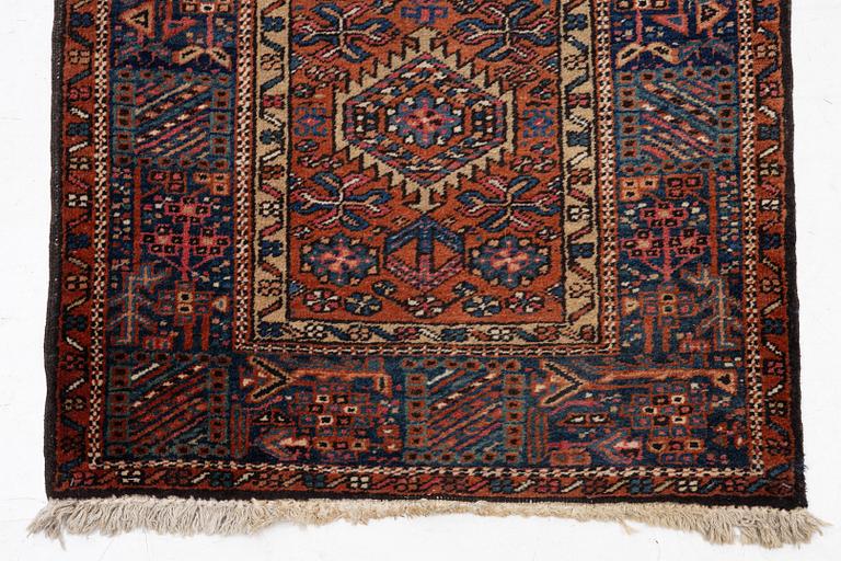 Gallerimatta, semiantik Karadja, ca 427 x 88 cm.