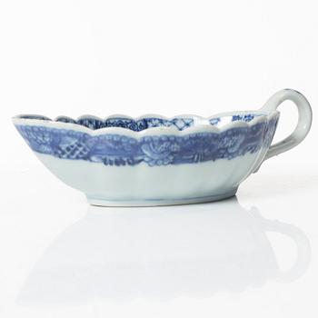 A Chinese blue and white export porcelain sauce boat and a sauce bowl, Qing dynasty, Qianlong (1736-95).