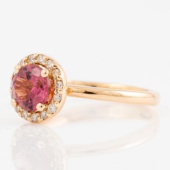 Ring 18K roséguld med rosa turmalin och briljantslipade diamanter.