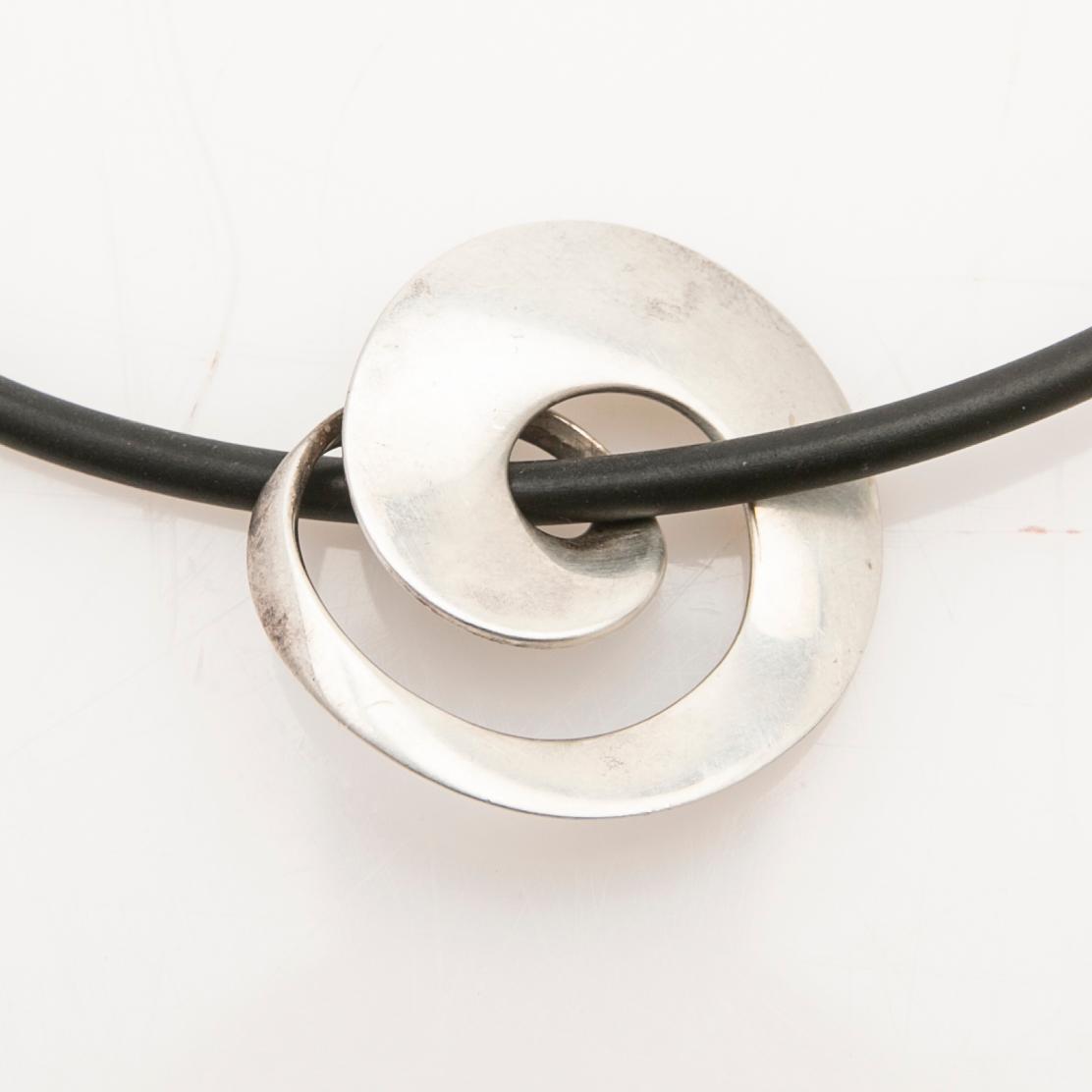 Vivianna Torun Bülow-Hübe, halsband, sterling silver, för Georg Jensen, Danmark, 2004.