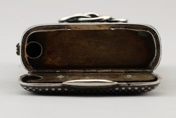 CIGARETTETUI, silver, 1900-talets första hälft. Vikt ca 127 g.