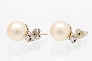 Earrings 18K whitegold 2 cultured pearls approx 10 mm and 2 brilliant-cut diamonds approx 0,15 ct.