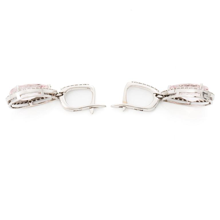 Earrings 18K white gold with drop-shaped faceted morganite and brilliant-cut diamonds.