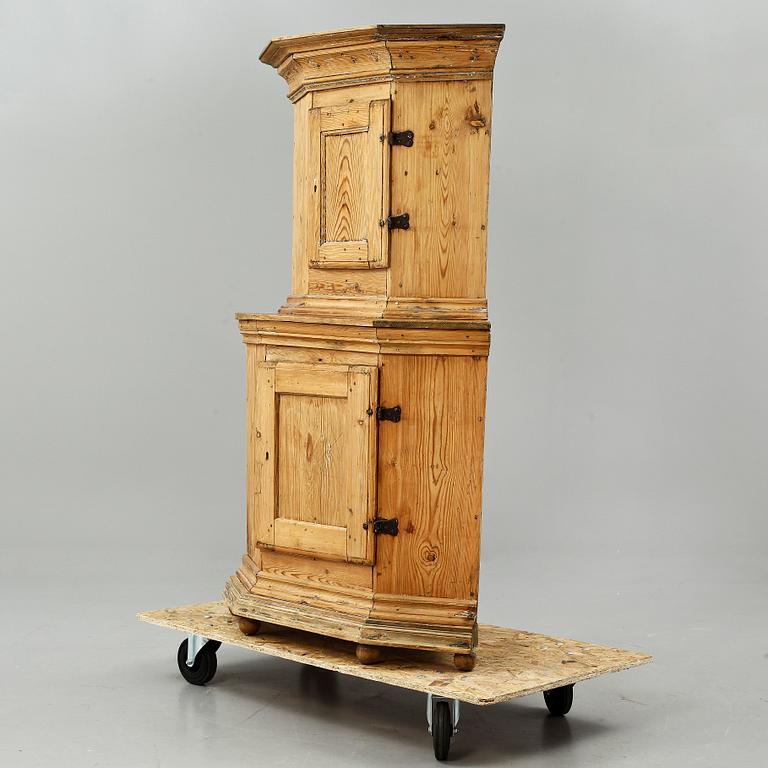 HÖRNSKÅP, allmoge, 1800-tal.