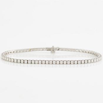 Tennis bracelet in 18K white gold set with brilliant-cut diamonds.