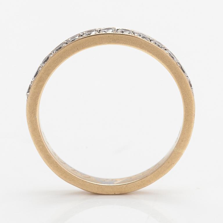 An 18K gold ring with diamonds ca. 0.39 ct in total.