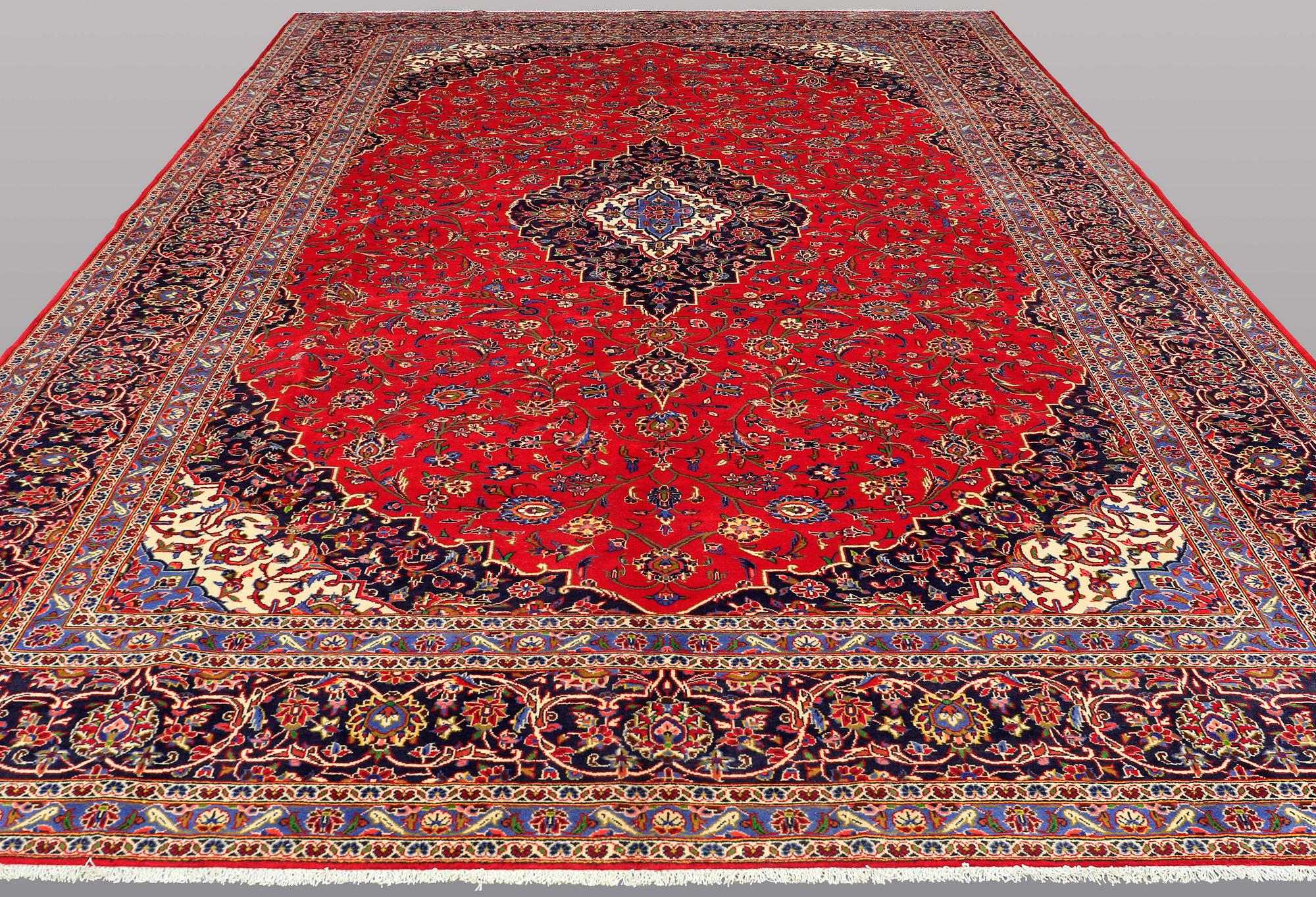 A signed Kashan carpet ca 490 x 289 cm.