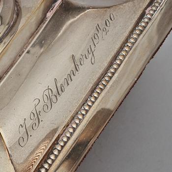 KOLONNLJUSSTAKAR, ett par, nysilver, omkring 1900.