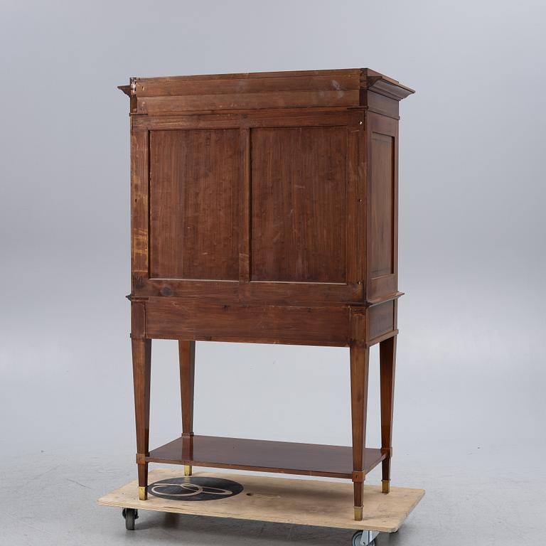 Skåp, empirestil, 1900-talets första hälft.