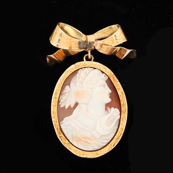 BROSCH, 18k guld och camé, 1800/1900-tal. Vikt 9,6g.