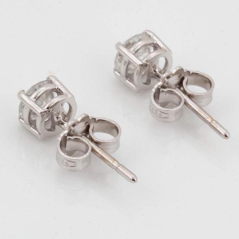 Brilliant-cut diamond stud earrings, ca 0,70 ct.