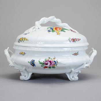 TERRIN MED LOCK, porslin, Nymphenburg, 1900-talets första hälft.