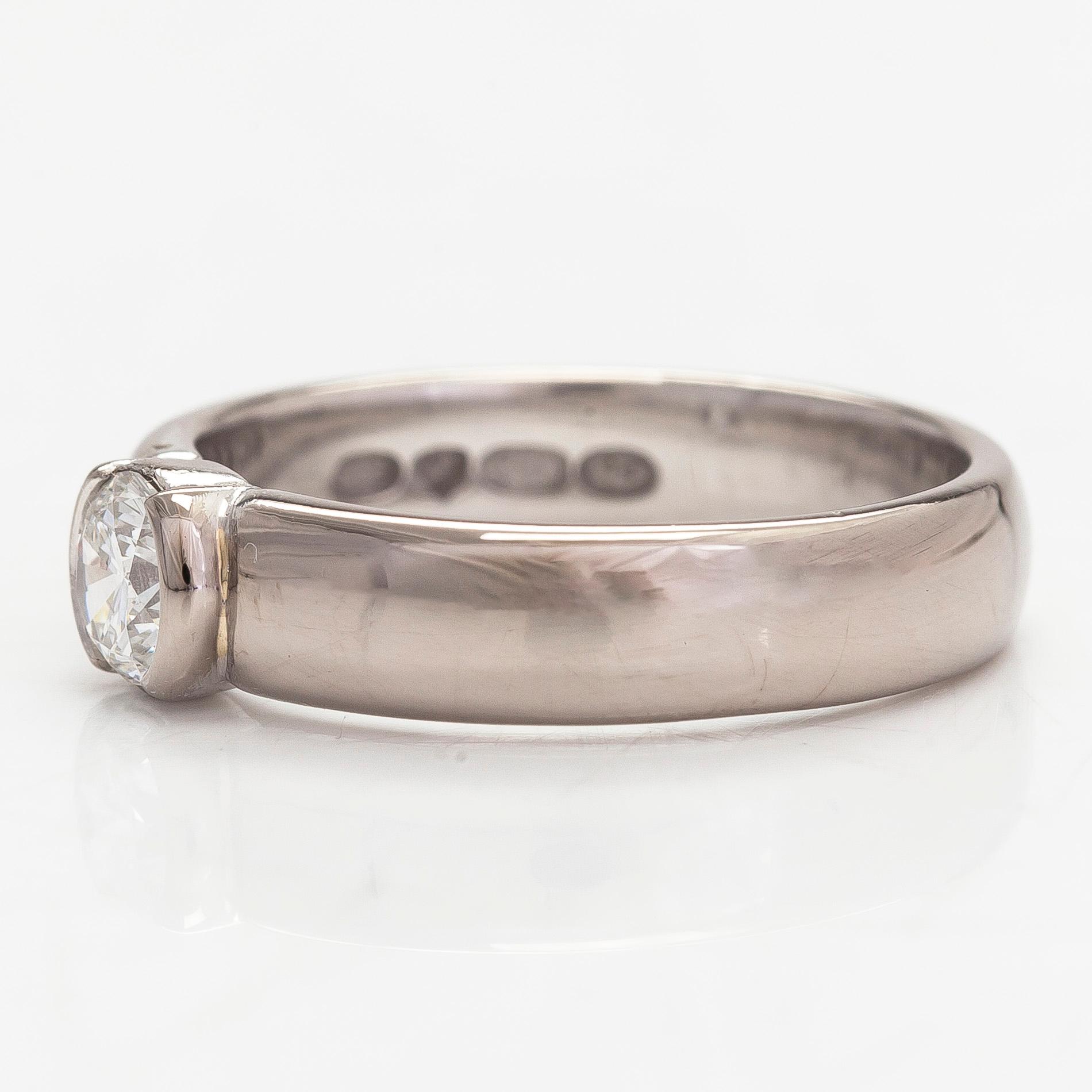 An 18K white gold ring with a brilliant-cut diamond approx. 0.40 ct. Finnish hallmarks, 2000.