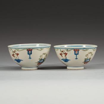 A pair of small wucai bowls, Qing dynasty (1644-1912).