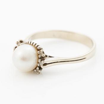 18K white gold ring with a cultured pearl and small diamonds.