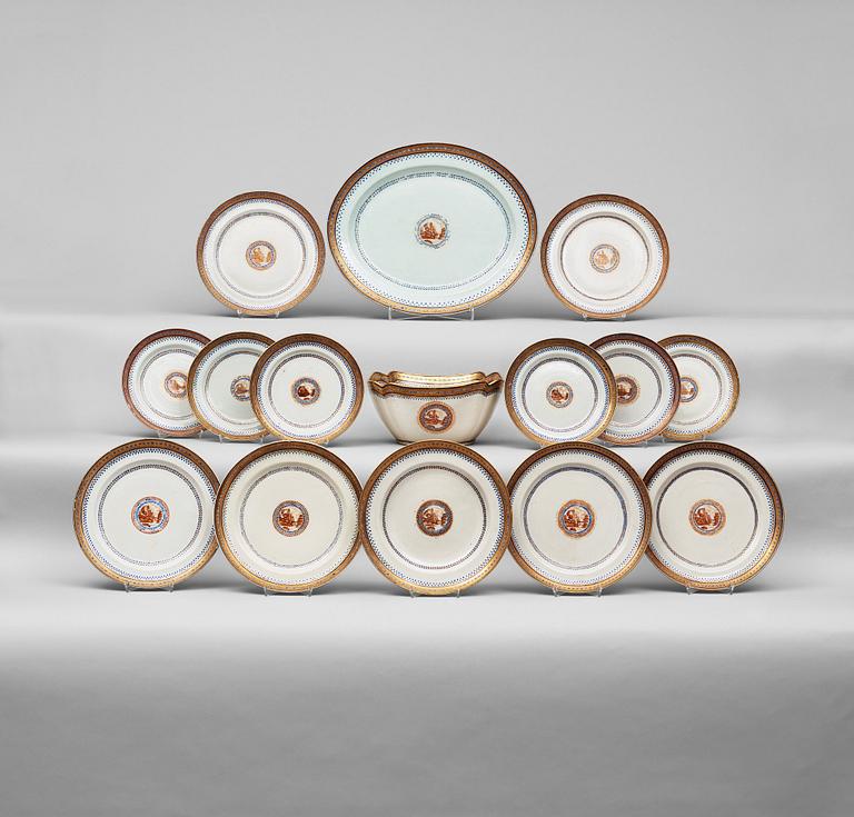 An enamelled part dinner service, Qing dynasty, Jiaqing (1796-1820). (15 pieces).