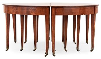 1506. An English 19th century dinner table.