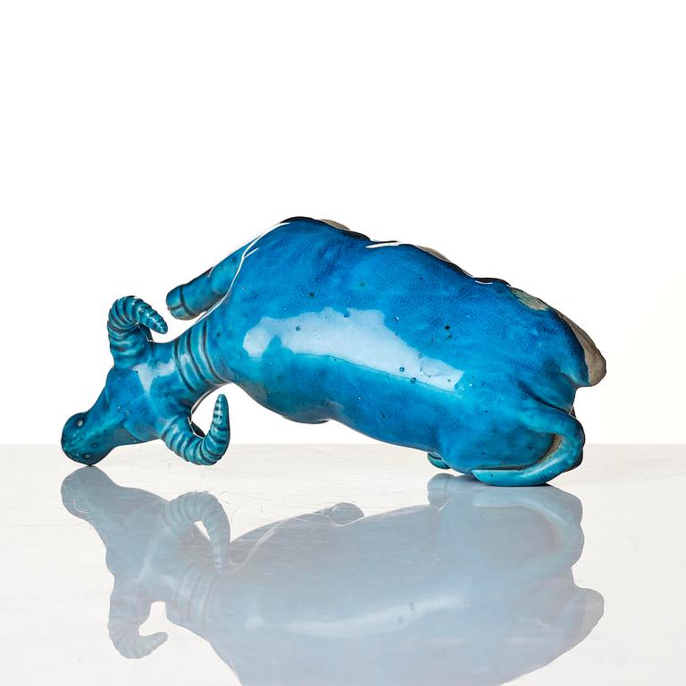 A turquoise glazed figure of a reclining water buffalo, Qing dynasty, 19th century.