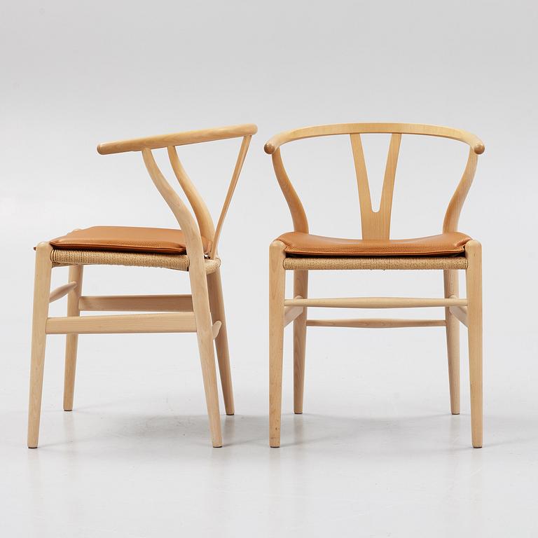 Hans J. Wegner, stolar, ett par, modell CH-24/ "Y-stolen", med dynor, Carl Hansen & Søn, Danmark, 2000-tal.