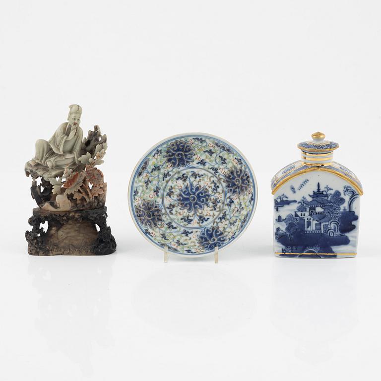 A Chinese tea caddy and porcelain dish with a soapstone sculpture, China, 18th/20th Century.