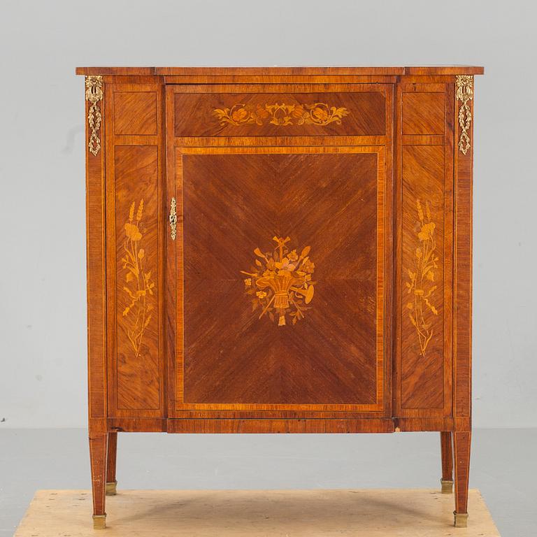 SKÅP, gustaviansk stil, 1900-tal.