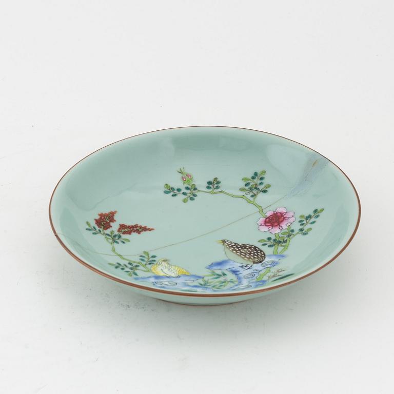 Skålfat, porslin. Qingdynastin med  Qianlongs märke.