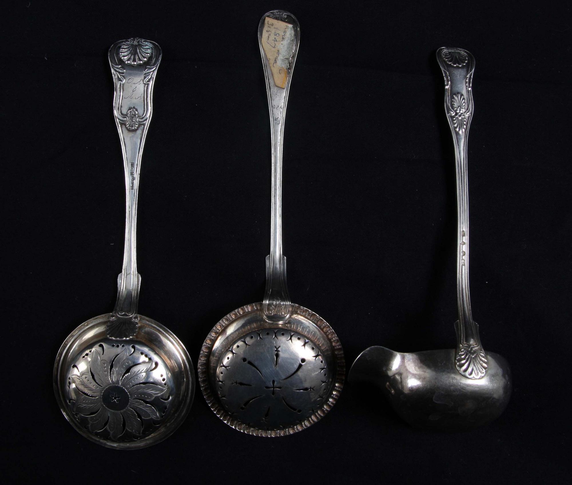 TESILAR OCH SÅSSLEV, 2+1. Silver, 1800-tal. "Engelsk snäck " o "Gammal fransk".