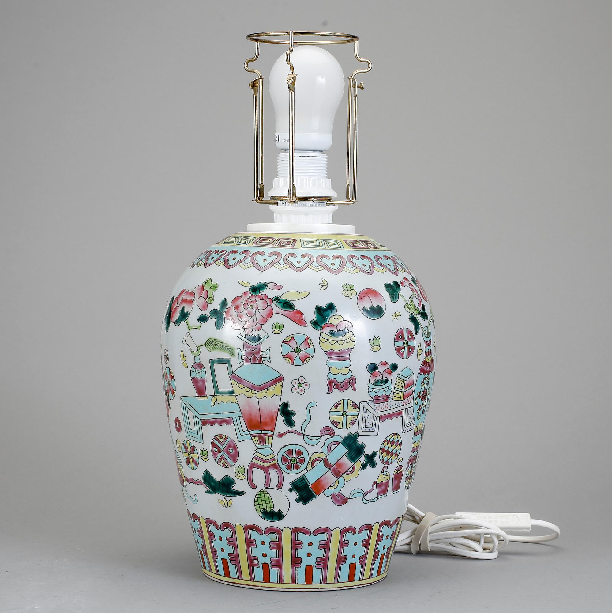 BORDSLAMPA, porslin, Kina, 1900-tal.