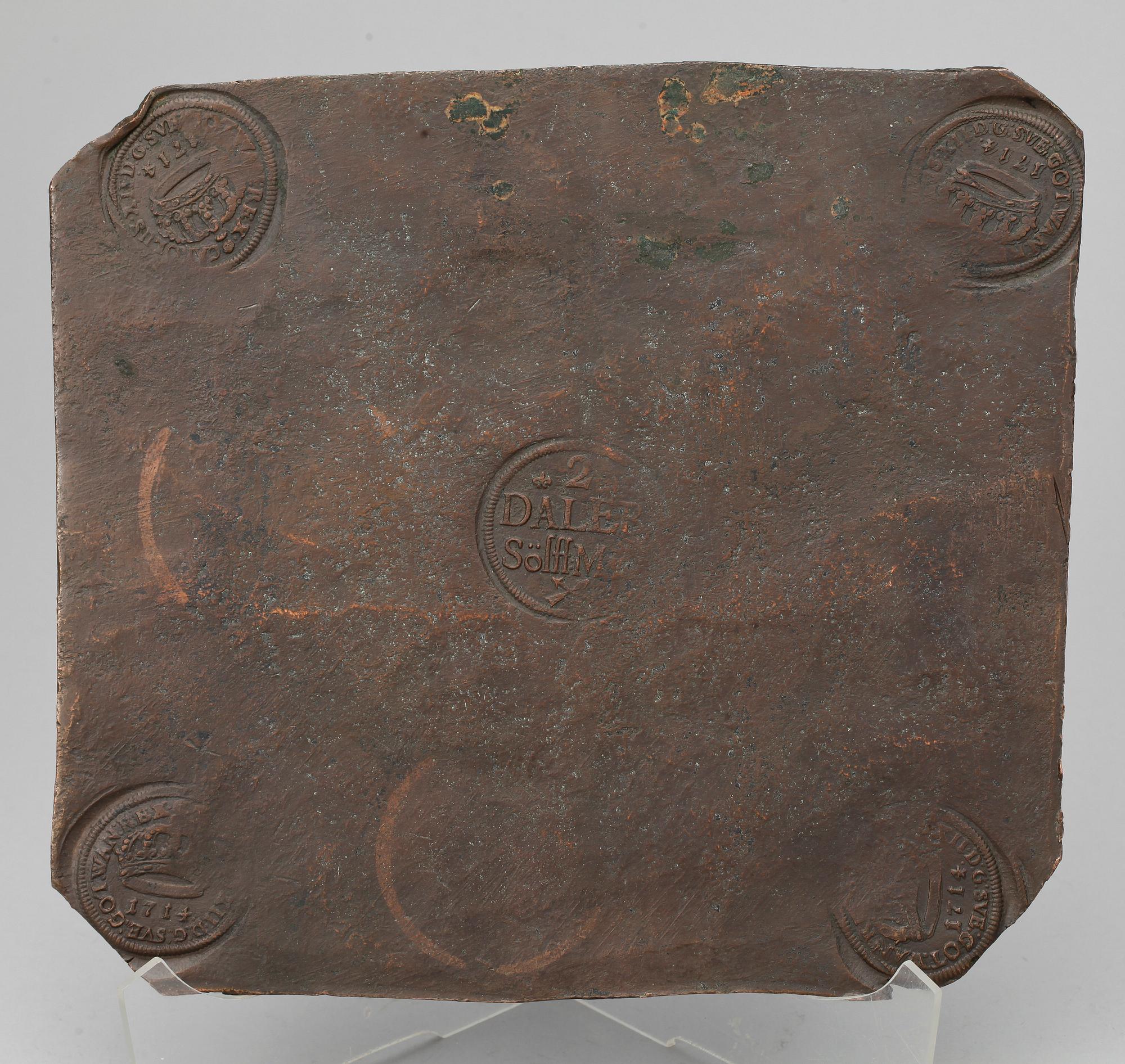 PLÅTMYNT, koppar, 2 daler silvermynt, Karl XII av Sverige, 1714. Total vikt ca 2220g.