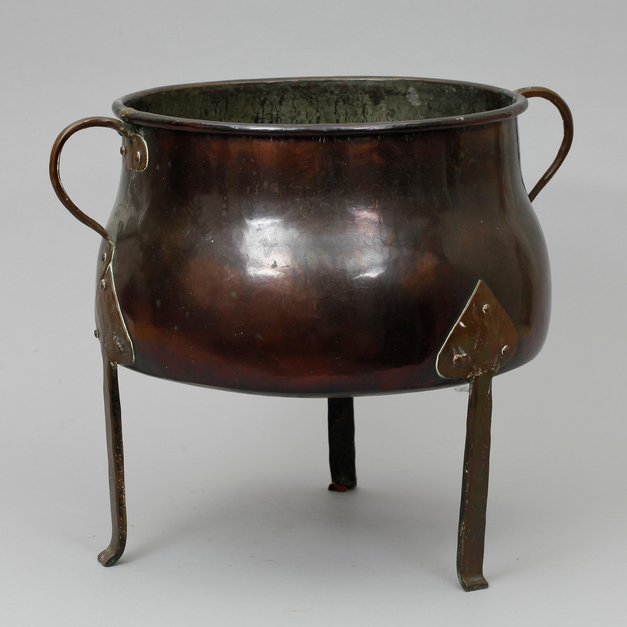 GRYTA PÅ BEN, koppar. 1800-tal.