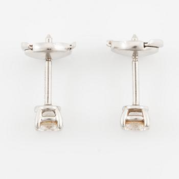 Tiffany & Co ett par örhängen platina med runda briljantslipade diamanter.