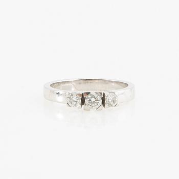 Ring, 18K vitguld med tre runda briljantslipade diamanter.