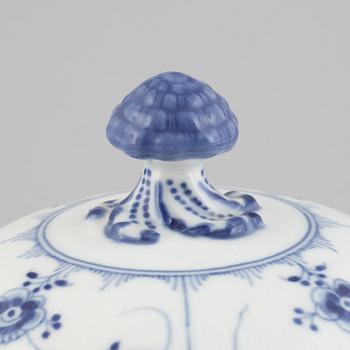A 'Blue Fluted Half Lace' porcelain tureen with cover and stand / dish, Royal Copenhagen, model 601 and 666, 1898-1923.