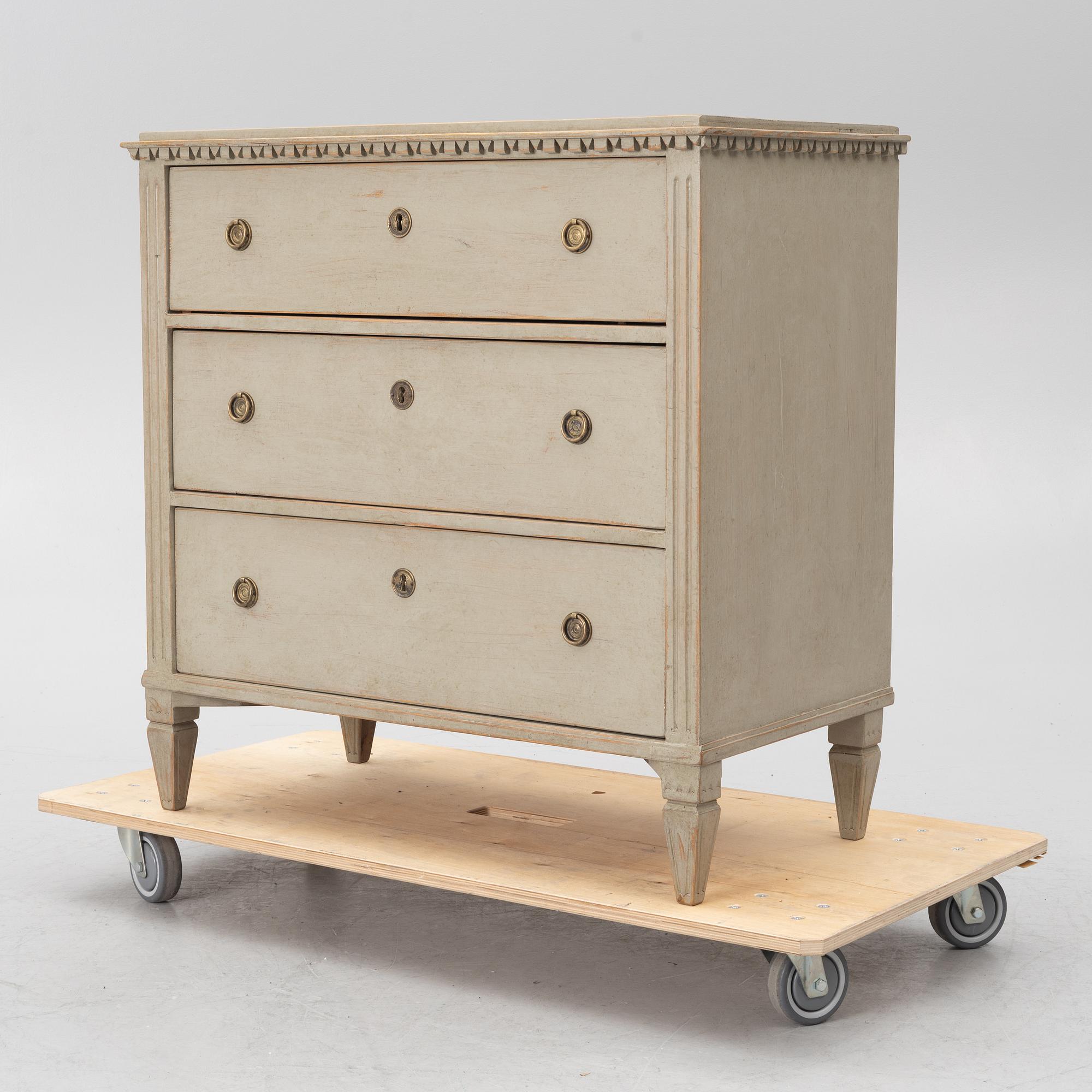 Chest of drawers, Gustavian style, 19th century.