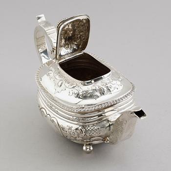 TEKANNA, silver, James Barber & William Whitwell, York 1815. Vikt ca 670 gram.