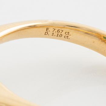 Ring with emerald-cut emerald and brilliant-cut diamonds.