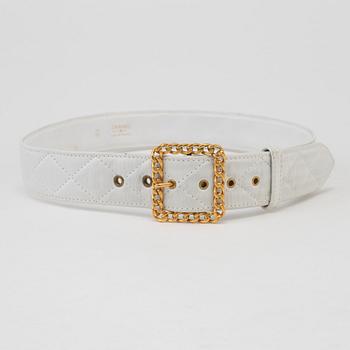 A Chanel white quilted leather belt.