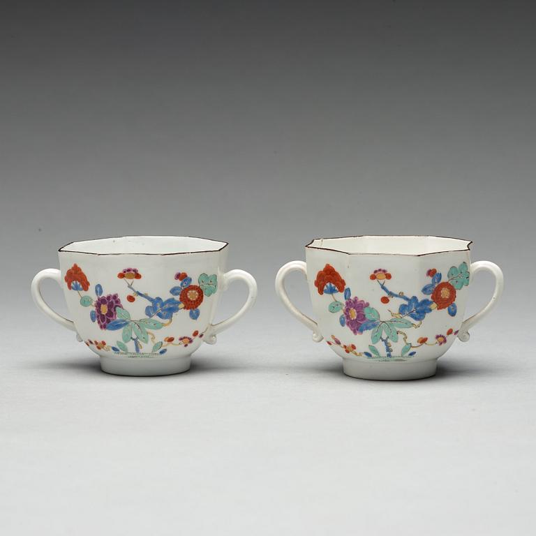 KOPPAR, ett par, porslin. Meissen, 1700-tal.