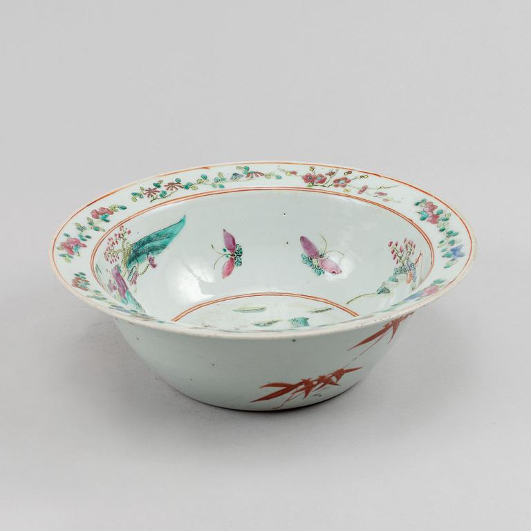 A famille rose basin, Qing dynasty, circa 1900.
