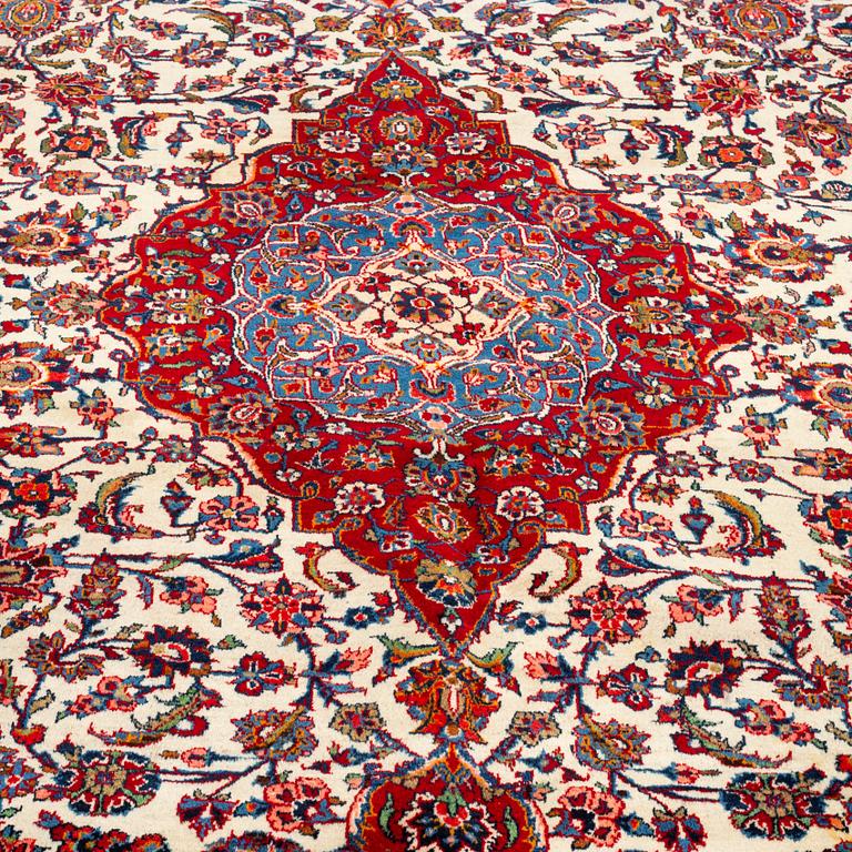 A CARPET, Kashan, ca 374 x 263 cm.